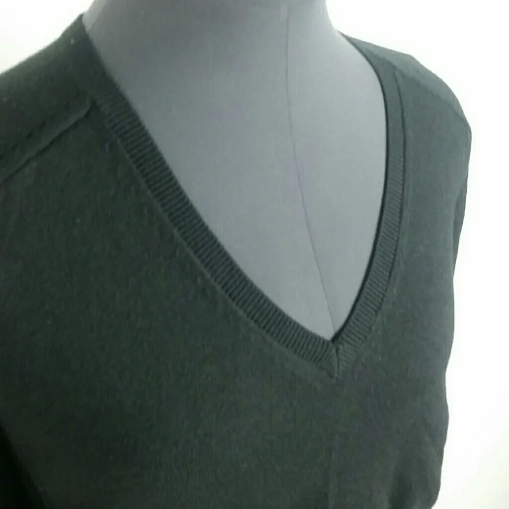 ANN TAYLOR LOFT l Black knit V neck pullover B5